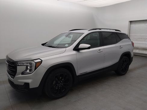 Used 2022 GMC Terrain SLE w/ Elevation Edition image 2