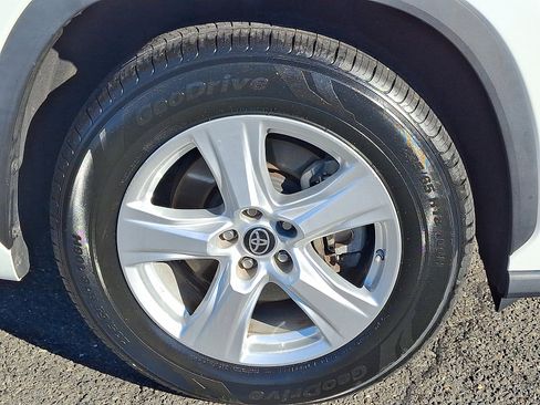 Certified 2023 Toyota Highlander LE image 9