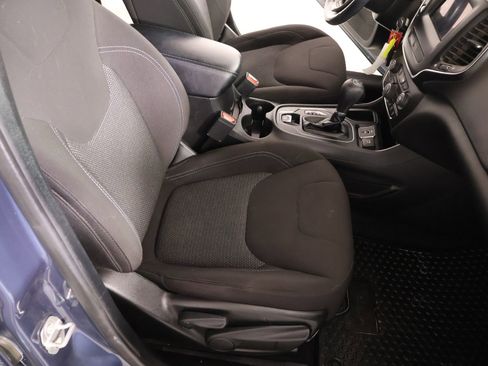 Used 2020 Jeep Cherokee Latitude w/ Cold Weather Group image 13