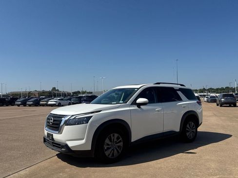 Used 2025 Nissan Pathfinder SV w/ SV Premium Package AWD/4WD image 10