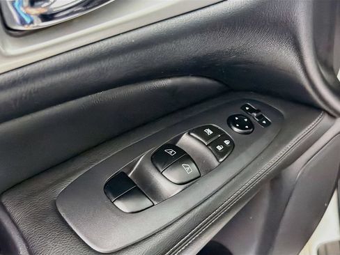 Used 2018 Nissan Pathfinder SL AWD/4WD image 18