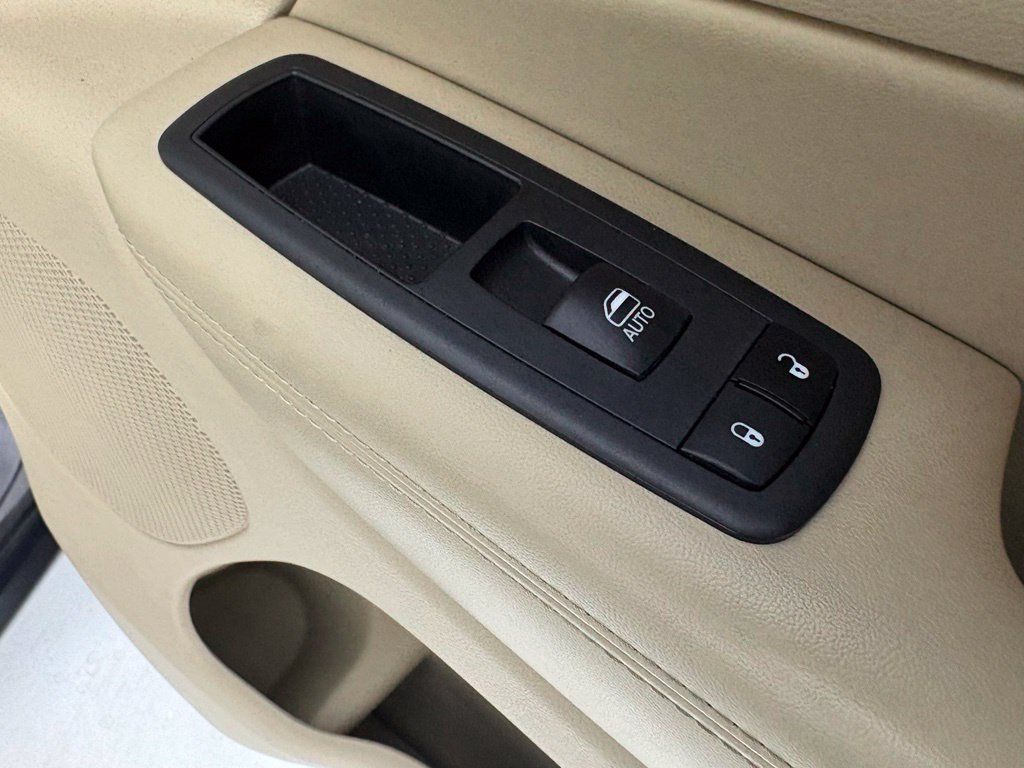 Used 2018 Jeep Grand Cherokee Laredo AWD/4WD image 13