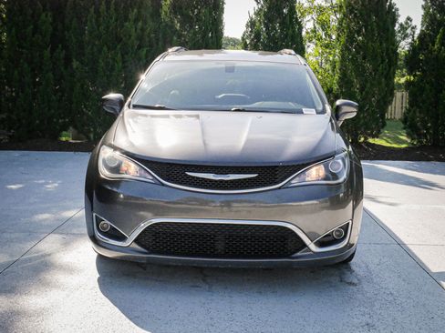 Used 2018 Chrysler Pacifica Touring-L Plus w/ Tire & Wheel Group FWD image 3