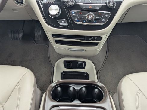 Used 2018 Chrysler Pacifica Touring-L image 14