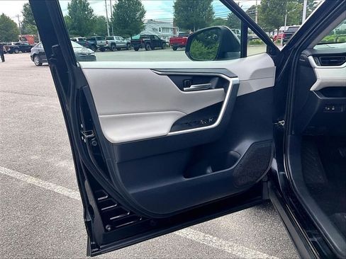 Used 2019 Toyota RAV4 XLE AWD/4WD image 7