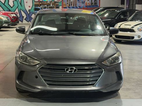 Used 2018 Hyundai Elantra SE FWD image 2