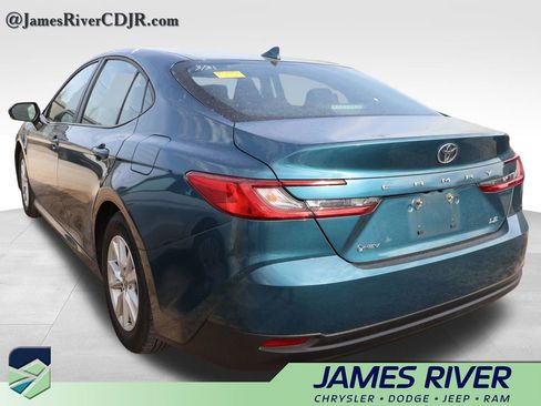 Used 2025 Toyota Camry SE image 18