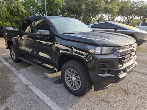 Used 2025 Chevrolet Colorado LT RWD image 2