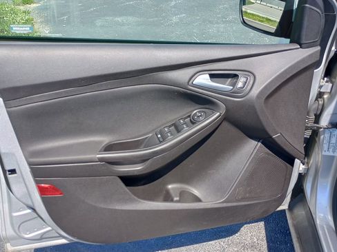 Used 2018 Ford Focus SE w/ Cold Weather Package FWD image 11