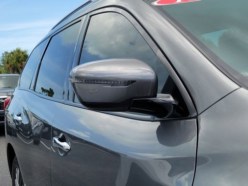 Used 2018 Nissan Pathfinder SV FWD image 5