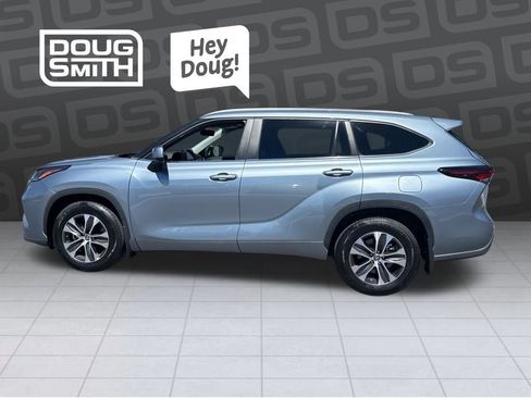 Used 2024 Toyota Highlander XLE AWD/4WD image 2