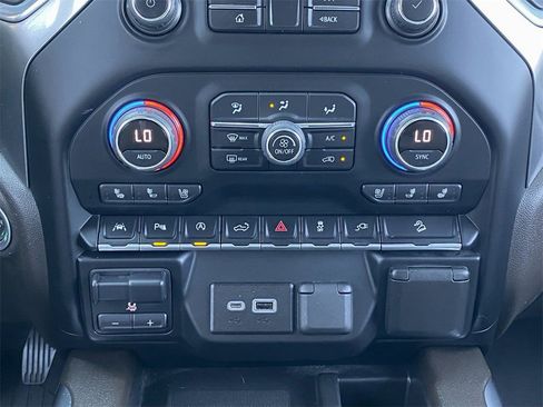 Used 2022 Chevrolet Silverado 1500 LTZ AWD/4WD image 35