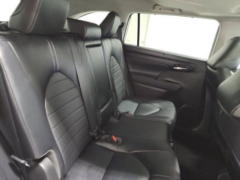 Used 2022 Toyota Highlander XLE image 18