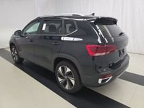 Used 2024 Volkswagen Taos SE w/ Panoramic Sunroof Package AWD/4WD image 22
