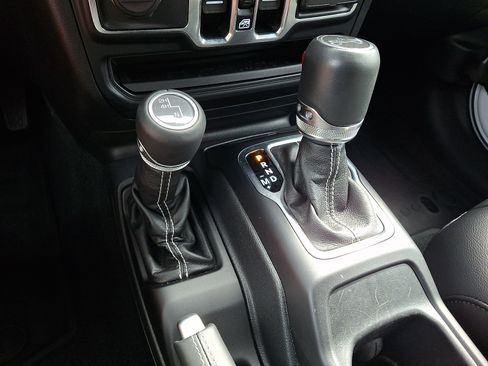 Used 2018 Jeep Wrangler Unlimited Sahara AWD/4WD image 14
