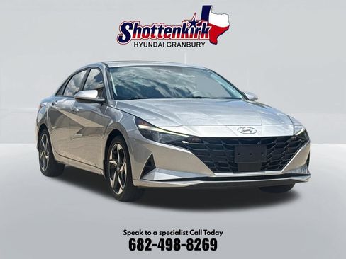 Used 2023 Hyundai Elantra SEL w/ Convenience Package FWD image 3