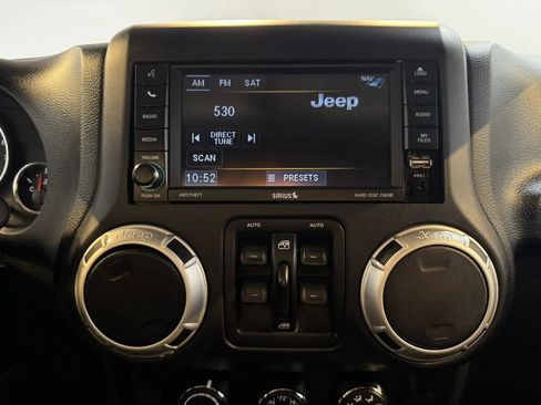 Used 2013 Jeep Wrangler Unlimited Sahara w/ Connectivity Group AWD/4WD image 13