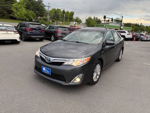 Used 2012 Toyota Camry XLE w/ Leather Pkg FWD image 2