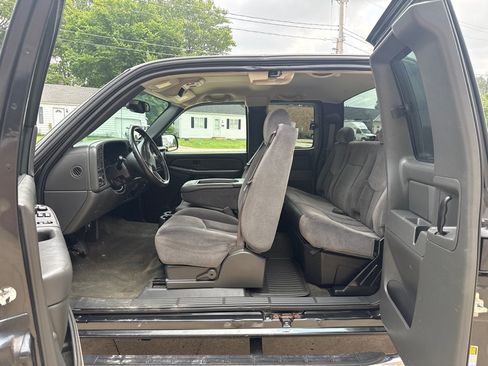 Used 2005 GMC Sierra 2500 SLE w/ Snow Plow Prep Package AWD/4WD image 9