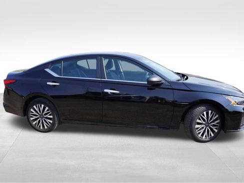 Used 2024 Nissan Altima 2.5 SV FWD image 2