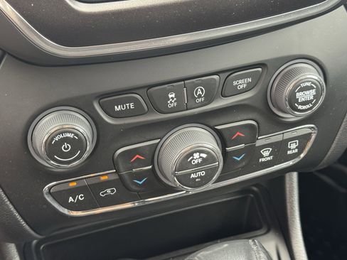 Used 2022 Jeep Cherokee Trailhawk w/ Comfort/Convenience Group AWD/4WD image 20