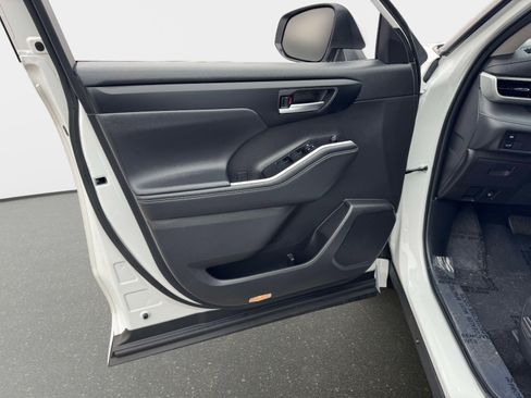 Certified 2025 Toyota Highlander XLE image 18