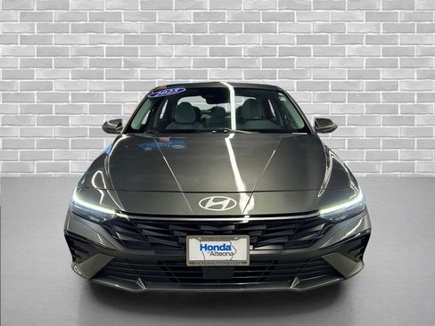 Used 2025 Hyundai Elantra Limited image 8