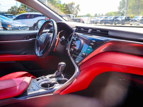 Used 2020 Toyota Camry XSE FWD image 11