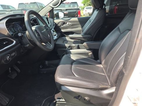Used 2025 Chrysler Pacifica Select FWD image 2