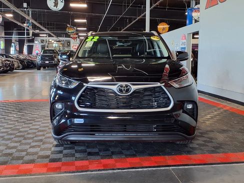 Used 2022 Toyota Highlander XLE AWD/4WD image 2