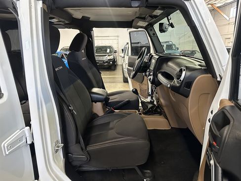 Used 2015 Jeep Wrangler Unlimited Rubicon w/ Connectivity Group AWD/4WD image 19