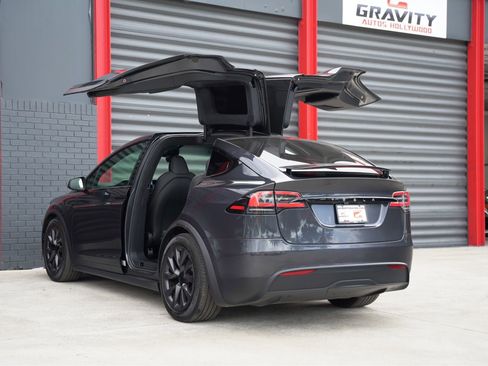 Used 2024 Tesla Model X image 9