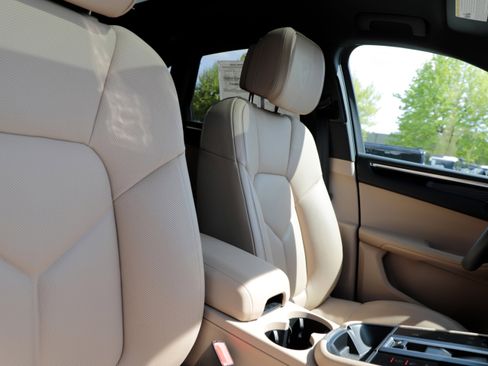 Used 2025 Porsche Macan AWD/4WD image 11