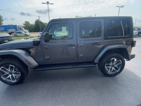 Used 2024 Jeep Wrangler Unlimited w/ Convenience Group AWD/4WD image 7