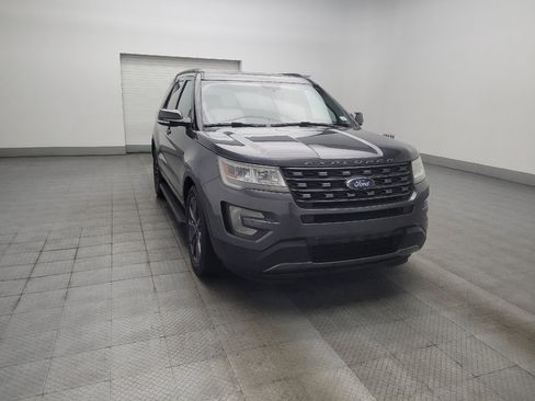 Used 2017 Ford Explorer XLT w/ Equipment Group 202A FWD image 13