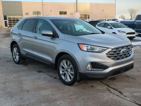 Used 2024 Ford Edge Titanium image 2