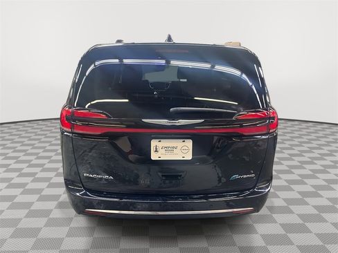 Used 2024 Chrysler Pacifica Select image 3