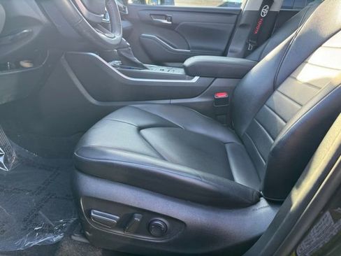Used 2023 Toyota Highlander XLE AWD/4WD image 5