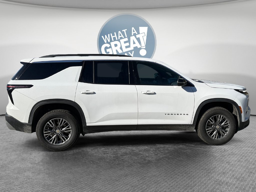 Used 2025 Chevrolet Traverse LT AWD/4WD image 2