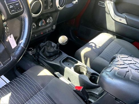 Used 2012 Jeep Wrangler Unlimited Rubicon w/ Connectivity Group AWD/4WD image 13