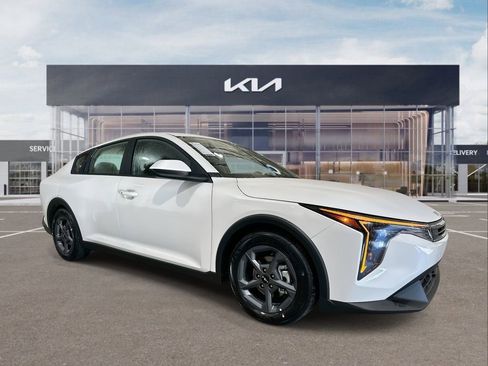 New 2025 Kia K4 LXS image 2