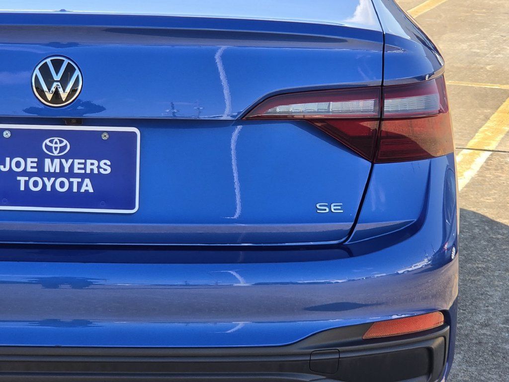 Used 2024 Volkswagen Jetta SE FWD image 9