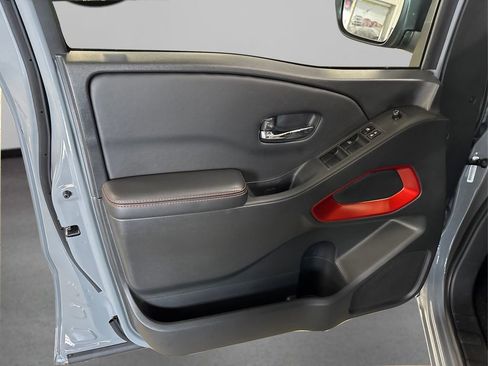 Certified 2025 Nissan Frontier PRO-4X image 22