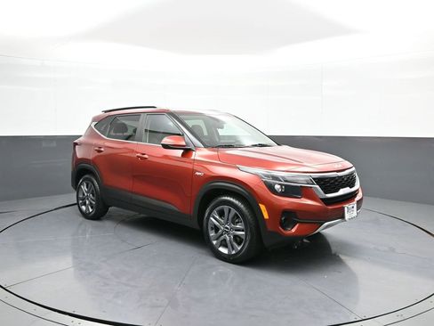 Certified 2022 Kia Seltos S image 4