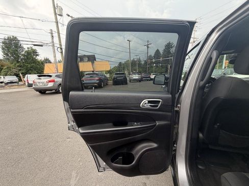 Used 2019 Jeep Grand Cherokee Laredo w/ 18" Wheel & 8.4" Radio Group AWD/4WD image 15