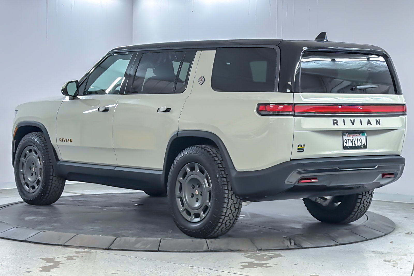 Used 2025 Rivian R1S Adventure Tri AWD/4WD image 6