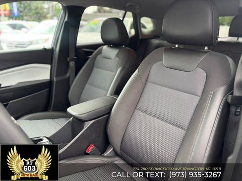 Used 2025 Chevrolet Trax LT FWD image 23