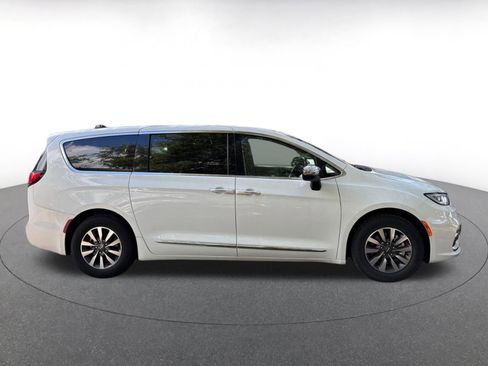 Used 2023 Chrysler Pacifica Limited FWD image 8