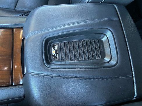 Used 2020 Cadillac Escalade Luxury w/ Escalade Sport Edition AWD/4WD image 19