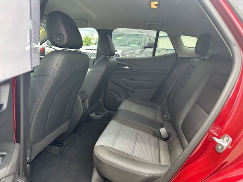 Certified 2025 Chevrolet Trax LT FWD image 11
